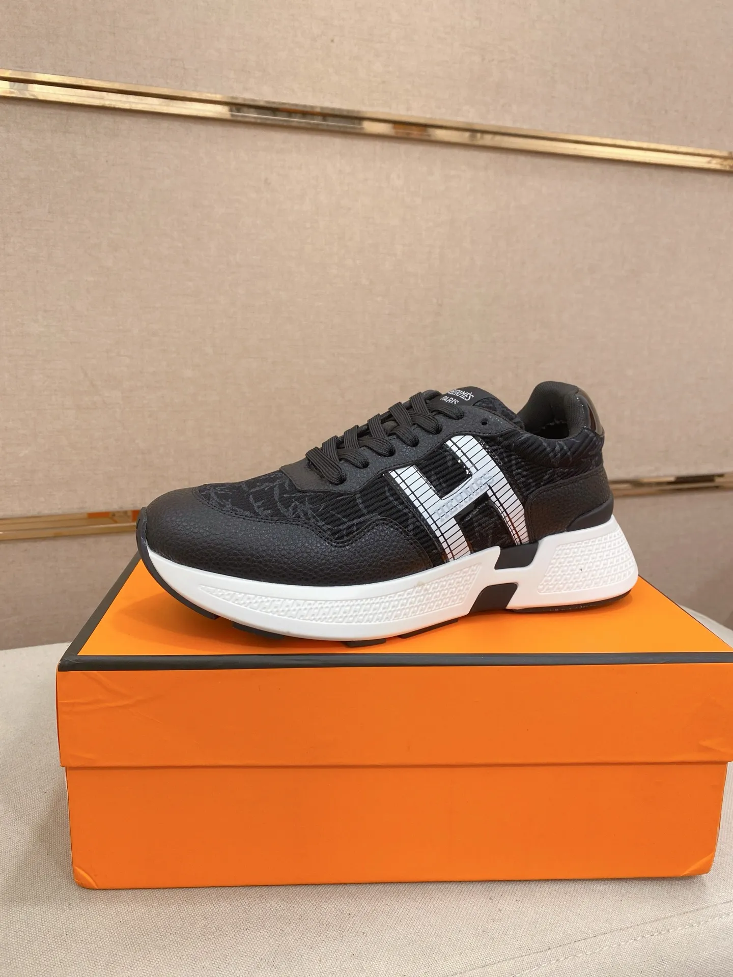 Factory price: 560💰《HERMES》【Classic Original Version】Hermès; Top 🔝 Purchasing Agency 🔍🔍Men's latest 🇺🇸 counters are on sale simultaneously, imported from Italy original ▲▲cowhide ▲▲ (high-end, nobility, class) ) Exquisite workmanship (Italian 🇮🇹 imported water-dyed 🐂 cowhide lining) sole: original sole provided by the original factory, ⚠️exclusive double-layer activity·TPR·rubber·combined molded outsole; super comfortable·wear-resistant·non-slip·environmental protection The real thing is more beautiful if you take the real thing (high quality, follow the order). You can enter and exit the counter at will * Number of yards: 38-44 (45 can be customized and cannot be returned or exchanged)